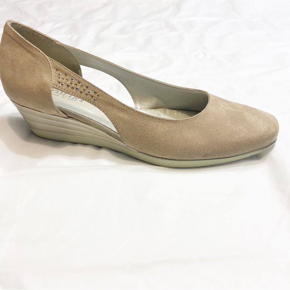 Vera Pelle light ivory slip on casual wedge women’s shoe. Size 40 (9)